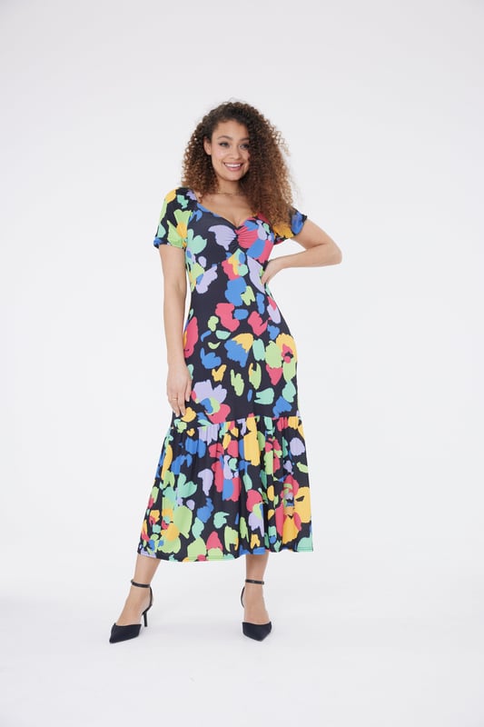 Este vestido llamativo presenta un diseño audaz y multicolor sobre una base negra favorecedora, con mangas de cascada femeninas y un escote en 'v' pronunciado.

Estilo de escote en V con mangas cortas y falda maxi en capas.

100% Poliéster (exterior y forro)

Lavado a máquina a 30°