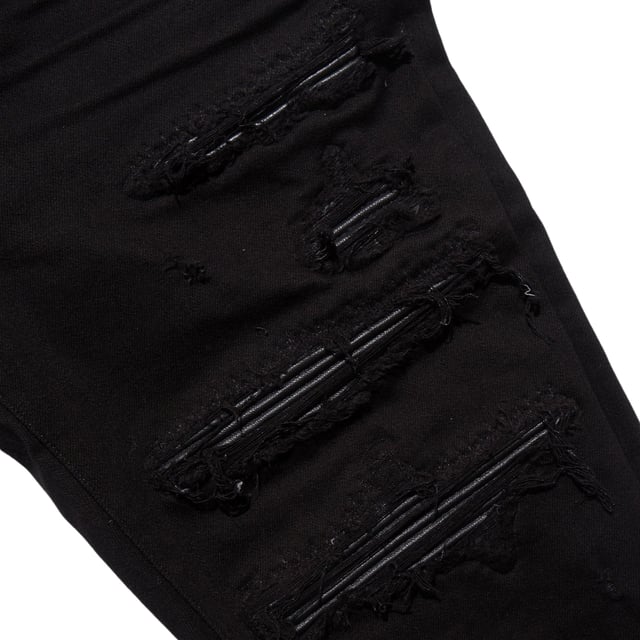 Experimenta lo ultimo en diseño moderno con nuestros Jeans. Eleva tu estilo con estos innovadores jeans que seguramente llamaran la atencion y haran una declaracion. ¡Perfecto para personas vanguardistas que buscan destacar entre la multitud y causar una impresion duradera!, Corte ceñido, 92% algodon, 6% elastomultiester, 2% elastano, Vaqueros negros Amiri, Insignia Amiri negra en relieve de la marca, Vaqueros negros