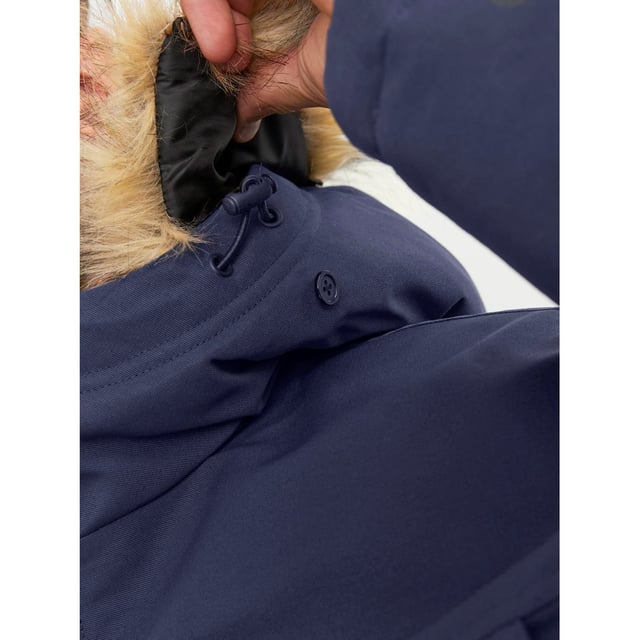 Con la parka de Jack & Jones estarás perfectamente equipado para los días de invierno. Esta parka te protege del viento y de las inclemencias del tiempo, ya que es repelente al agua y tiene una capucha desmontable con piel sintética. Te mantiene bien abrigado, ya que está confeccionada con un tejido grueso y forrada con falso plumón. Te da un aspecto moderno, ya que tiene una manga larga clásica y puños de tormenta que garantizan un ajuste ceñido. Ofrece mucho espacio de almacenamiento, ya que tiene bolsillos laterales con cremallera, un bolsillo interior y dos bolsillos adicionales. Tiene una cremallera completa y puños de canalé para un cierre seguro. Es cómoda de llevar, ya que está confeccionada con materiales de alta calidad. La parka Jack & Jones es una parka elegante y funcional que combina con cualquier conjunto.