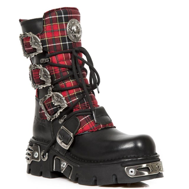 Estas botas destacadas presentan un diseño contemporáneo de tartán rojo y son un pilar de la icónica colección metálica. Estas botas cuentan con un cierre de hebilla junto a los cordones para un aspecto punk al mismo tiempo que agregan seguridad adicional al cierre. Diseñadas para quienes se esfuerzan por mantenerse a la vanguardia de la moda, el tacón de goma de mascar se eleva a 6 cm para brindar una presencia llamativa que seguramente realzará su estilo. No solo es una pieza increíblemente moderna, sino que con la adición de una plantilla suave acolchada y un cómodo forro de cuero, estas botas alcanzan un nivel de comodidad que hará que sus pies también se lo agradezcan. Con metal en las inserciones de la suela, las hebillas y el logotipo, esta bota tiene un excelente aspecto con temas metálicos y de tartán en contraste que funcionan para hacer de esta una pieza moderna y ultra elegante. • Altura del tacón: 6 cm • Material de la suela: caucho natural • Material exterior: piel de vaca y textil