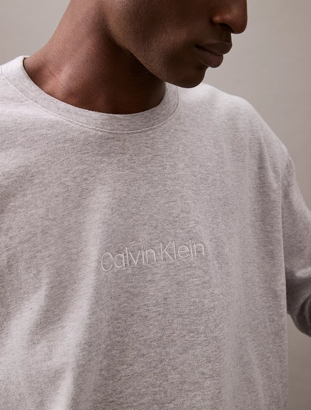 Calvin Klein MODERN TERRY Mens Sweatshirt Grey Heather Calvin Klein Calvin Klein MODERN TERRY Mens Sweatshirt Grey Heather
Closure/Fastening: Pull-On
Features: Comfort
Item Weight: 0.4 KG
Clothing Fit: Regular
Single Or Multi Pack?: Single
Gift Boxed: No
Material Composition: 98% Cotton, 2% Elastane
Product Code: 000NM2708EQQC