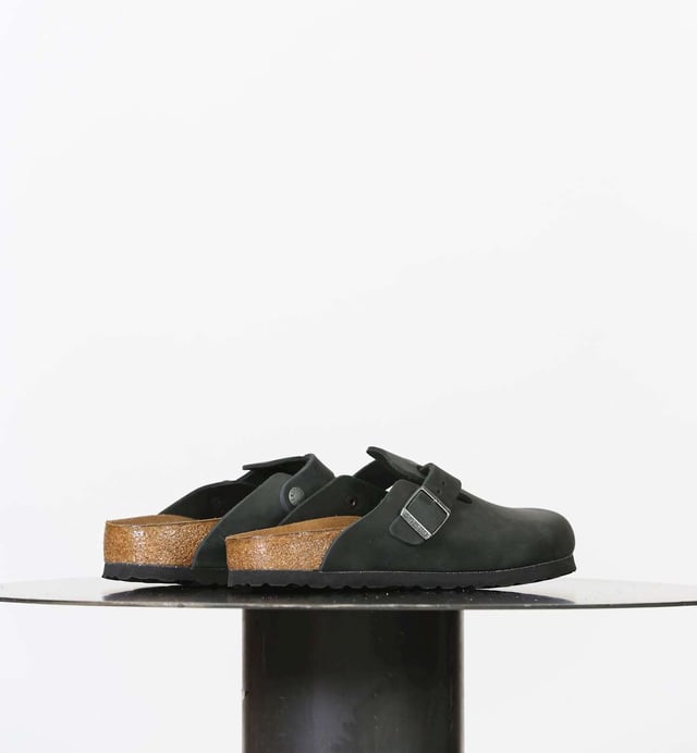 Birkenstock Boston Hausschuh Farbe: Schwarz Schwarz Obermaterial: Geöltes Nubukleder Innen: Nubukleder Sohle: Eva Verschluss: Riemen mit verstellbarer Metallschnalle Details: Anatomisches Kork-Latex-Fußbett Passform: Schmal Anlass: Freizeit