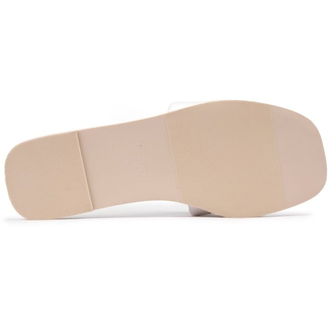 Las chanclas Vegan Choy Logo de V.gan encarnan la elegancia ética con una puntera cuadrada moderna y credenciales 100% veganas. Confeccionadas en una fábrica con certificación vegana, estas elegantes sandalias blancas cuentan con una parte superior elegante y una cómoda suela de goma. Abrace el futuro de la moda y agregue un poco de entusiasmo con este básico respetuoso con el medio ambiente, aprobado por PETA, entregado en envases reciclados. Predica con el ejemplo y llama la atención con cada paso ecológico.