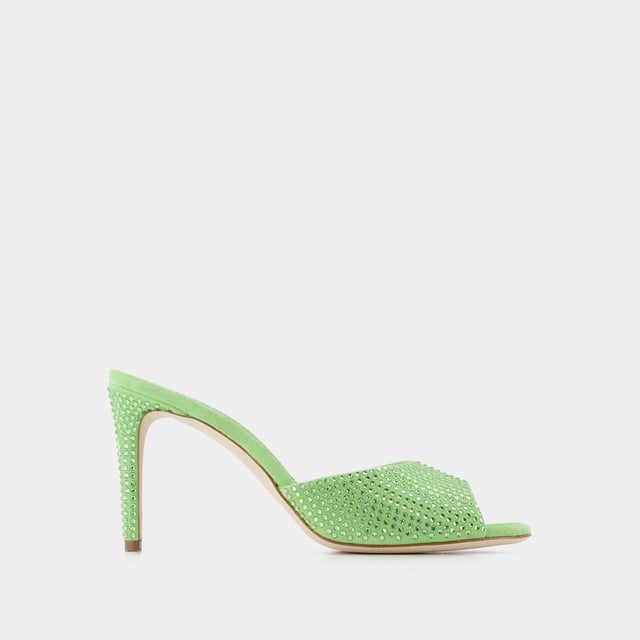 Estos mules de Paris Texas se inscriben en la tendencia del tacón de gatito, con este par en tonos pastel y punta afilada.
