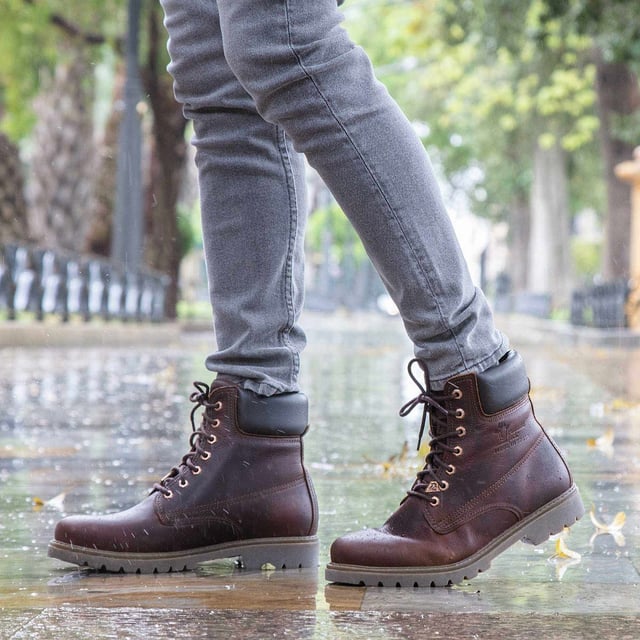 Sal con estilo y comodidad con las botas Panama Jack Ya sea que estés caminando por senderos rurales accidentados o navegando por calles urbanas, la bota con cordones para hombre Panama Jack 03 C52 original es tu compañera perfecta. Con un diseño clásico con una puntera redonda lisa y un cuello de cuero acolchado marrón, estas botas exudan una elegancia atemporal. La suela de comando cosida garantiza durabilidad y estabilidad en cualquier terreno. Para los caballeros, las botas de tobillo con cordones Panama Jack 03 marrones para hombre están diseñadas para resistir los elementos. Con una parte superior de nobuk suave impermeable, una caña de tobillo acolchada suave y un forro cálido, estas botas mantienen tus pies cómodos y secos. El logotipo en relieve en el talón y los ojales de metal hexagonales añaden un toque de sofisticación a su encanto resistente. Características principales: Diseño clásico: las botas Panama 03 combinan diseño, calidad y comodidad a la perfección, ofreciendo una estética atemporal tanto para hombres como para mujeres. Uso versátil: ya sea que estés explorando las calles de la ciudad o conquistando senderos de montaña, estas botas son perfectas para todas tus aventuras diarias. Construcción impermeable: confeccionadas con piel de napa vintage impermeable con forro de piel, estas botas garantizan que tus pies se mantengan secos y cómodos en cualquier clima. Soporte anatómico: disfruta de una mayor comodidad e higiene con la plantilla con forma anatómica que proporciona un ajuste perfecto para tus pies. Duraderas y antideslizantes: la suela exterior de goma ofrece flexibilidad, durabilidad y tracción antideslizante, lo que proporciona estabilidad en varias superficies. Fabricadas en España: con una altura de caña de 18 cm, estas botas están elaboradas por expertos en España, lo que garantiza una artesanía y una calidad superiores. Ponte las botas Panama Jack y experimenta la combinación perfecta de estilo, durabilidad y comodidad para tus aventuras diarias. Fabricadas para quienes aprecian la calidad y la artesanía, estas botas son tu compañera de confianza dondequiera que te lleve tu viaje.