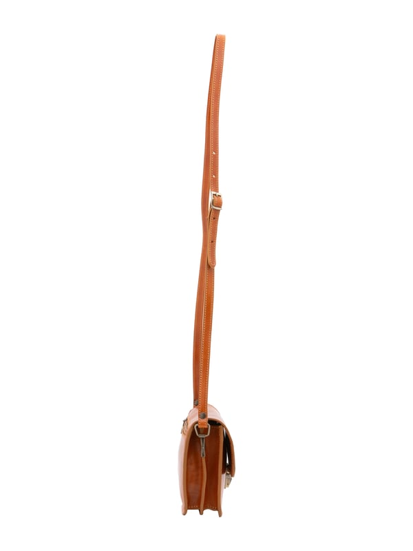 Damen-Umhängetasche mit Schnappverschluss. eine mit Reißverschluss-Innentaschen. eine Rückseite mit Reißverschluss-Außentaschen. verstellbarer Schultergurt aus Leder. fehlender Griff. zwei Innenfächer.  Außenmaterial. Innen mit Baumwolle gefüttert. Maße: 20x16x7 cm. Hergestellt in Italien