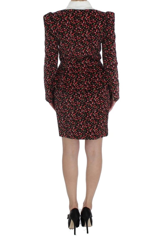 Precioso a estrenar con etiquetas.
  Traje de 2 piezas: chaqueta blazer y falda lapiz por encima de la rodilla.
  Negro con detalles florales multicolores.
  Fabricado en Italia.
  Cierre de boton.
  Totalmente forrado.
  Material: 63% poliester 32% rayon 5.