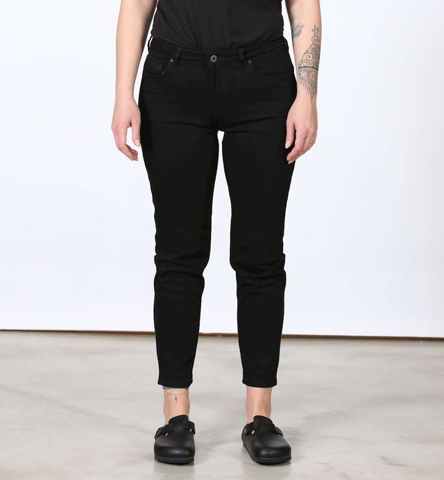 Especificaciones: Vaqueros de cintura alta, con bigotes para un look desgastado, confeccionados con una parte interior de la pierna un poco más corta Corte: Slim-fit La modelo lleva la talla: 28 Altura del modelo: 170 cm