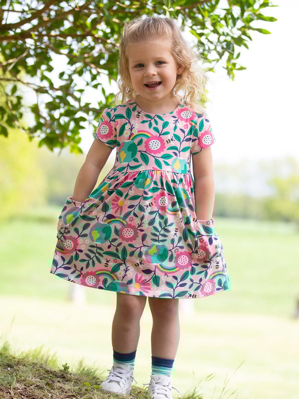 95% organic cotton 5% elastane | Proud to be certified to the Global Organic Textile Standard (GOTS) | Hello Earth all-over print | Single jersey with a little bit of stretch (180-190 gsm) | Coconut button shoulder opening (up to and including size 3 years) | Side patch pockets | Short sleeved | Round neck | Made in Turkey | Machine washable at 40 degrees, or at 30 degrees to be kinder to the planet