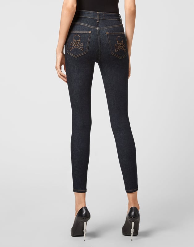 Pantalones de 5 bolsillos en denim elástico lavado a la piedra con el bordado de lurex de Skull&Bones en los bolsillos traseros. Cierre de un solo botón metálico.Fondo: 28 cm. Corte: Skinny.