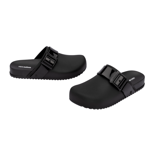 Melissa's family of comfortable and anatomical products continues to grow and of course, the minis' little feet couldn't be left out. The Mini Melissa Cozy Clog, in addition to being one of the biggest trends, also has a DNA that offers a lot of comfort for your mini's moments of extraordinary adventures.