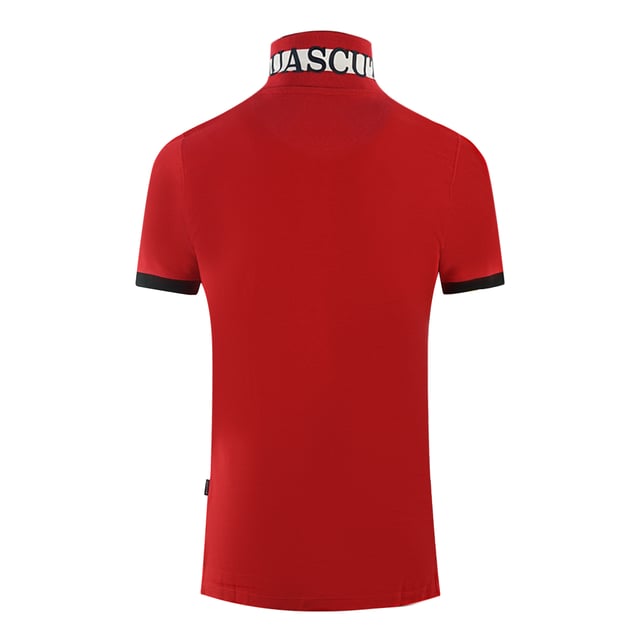 Aquascutum röd polotröja med märkeskrage. Denna Aquascutum Brand Logo Polo Shirt är den perfekta kombinationen av mode och funktion. Dess röda nyans och märkeslogotyp ger en distinkt touch av modern stil till alla kläder. Se bäst ut samtidigt som du är bekväm i detta måste-ha-plagg. Broderat Aldis-märke på vänster bröst, uppvikta ärmar, Aquascutum-märkt krage Röd polotröja. 100% bomull, Vanlig passform, Passar perfekt i storlek, Knappstängning, Union Jack-logotyp. Brittisk flagga på vänster ärm, tryckt varumärke på kragen när den är uppvikt, kortärmad. Stilkod: P00223 52