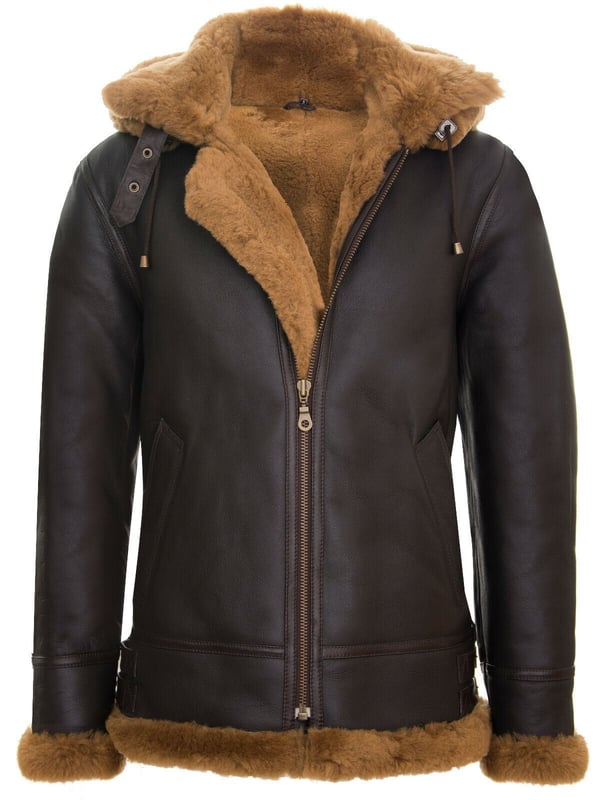 Una versión contemporánea de nuestra chaqueta de piel de oveja más popular: la B3, que inicialmente fue diseñada como una chaqueta para bombarderos de aviones que necesitaban mantenerse funcionales a grandes altitudes. El resultado es una chaqueta de piel de oveja de doble cara que no tiene parangón en su capacidad de brindar calidez y comodidad debido al grueso forro interior de piel de oveja. Esta pieza es fiel a todas estas cualidades y agrega una característica moderna en forma de una capucha ajustable con cordón que también es ideal para cuando necesitas protección adicional contra el frío. Esta chaqueta se presenta en tres de nuestras combinaciones de colores premium y para cada una, el forro de piel de oveja está expuesto en la cintura y los puños para una estética más atrevida y elegante. • Fabricada con piel de oveja de doble cara de alta calidad • El forro de piel de oveja grueso es la mejor opción para brindar calidez y comodidad • Cuenta con dos bolsillos en ángulo, ajuste de correa en la cintura y capucha ajustable • Equipada con una cremallera YKK de metal gruesa de longitud completa