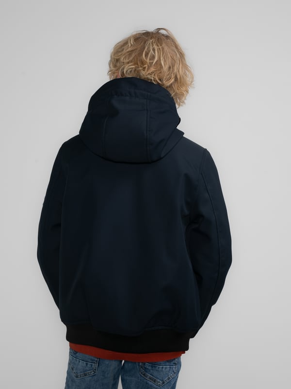 Bomberjacke mit Petrol-Badge auf dem Ärmel. Die Jacke hat einen Reißverschluss, Seitentaschen, eine Kapuze und eine Innentasche. In verschiedenen Farben erhältlich. Hergestellt aus 100 % Polyester. BomberjackePetrol-BadgeReißverschluss und Kapuze Seitentaschen und Innentasche100 % Polyester