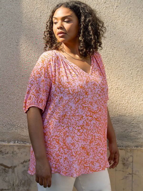 Details

Stand collar with placket
Short sleeve with elastic cuffs
Slips on

Garment Care

Composition: 100% Viscose
Machine washable  

Sizing

Model height: 5ft 10inches/178cm
Length from back neck to hem: 68cm

In a stylish orange and pink print, this short sleeve blouse is cut from a lightweight woven fabric. It has a lengthening nehru collar, as well as short sleeves with elasticated cuffs to keep you cool in warmer weather. An A-line shape and slightly rounded hem make for a flattering fit, making this the perfect daytime blouse.