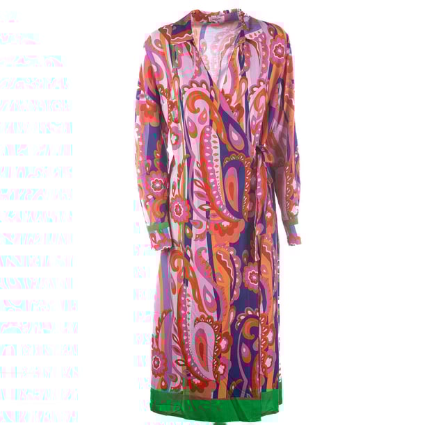 Color: Multicolor 010 Especificaciones: Vestido camisero confeccionado en viscosa, con estampado floral. Cierre cruzado con cinturón para anudar a la cintura. Suave y ligero para llevar tanto como vestido como bata. Ajuste: Regular