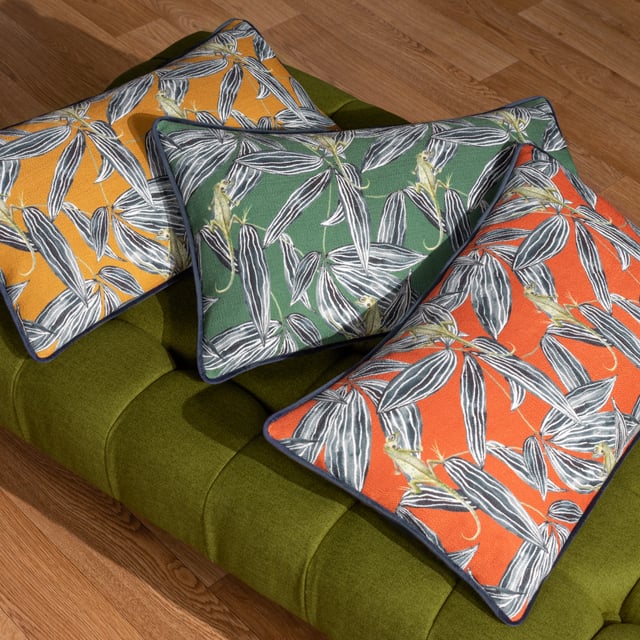 Amongst the broad, grey monochrome tropical leaves, the nimble, hand-painted exotic lizards clamber acrobatically, against a bold coloured background and creates a stunning piece which will add a touch of the tropics to your home. Size: 30 x 50cm