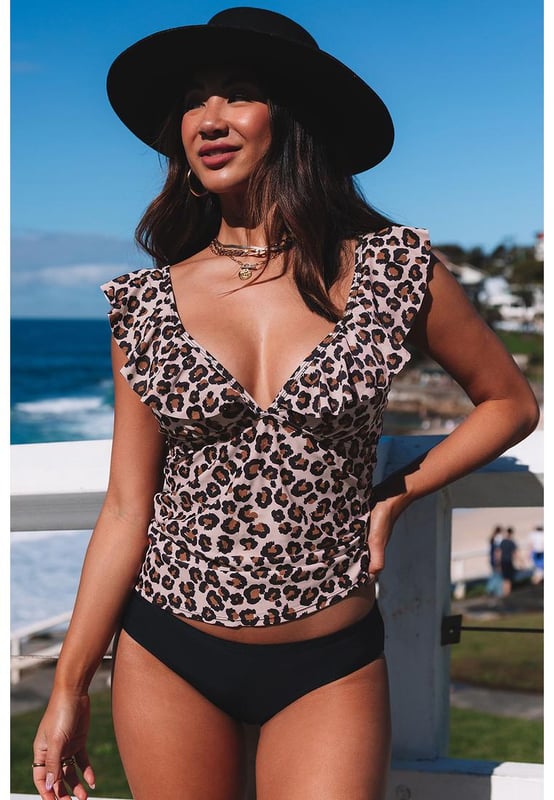 Parte superior de tankini estiloso con estampado de leopardo y bikini de color sólido  
Diseño con volantes para un toque femenino  
Estampado de leopardo de moda  
La parte superior del tankini proporciona una amplia cobertura y soporte  
Bikini de color sólido para un ajuste cómodo y favorecedor  
Fabricado con materiales de calidad para durabilidad y lujo  
Perfecto para días de playa o relajarse al borde de la piscina  
Renueva tu colección de trajes de baño con este conjunto a la moda