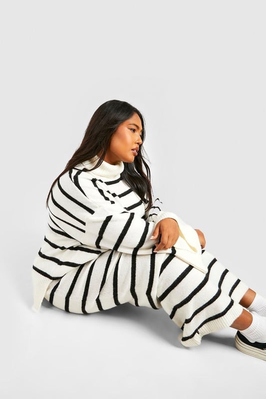 Get your wfh style on lock with this latest piece from our plus size loungewear collection (it's so comfy you won't want to take it off). Comfortable, versatile, and perfect for off-duty days, this style features a loose, stretchy fabric for maximum comfort. Pair with socks and sliders for at-home days, or elevate your street style in box-fresh trainers and an oversized trench. Whatever your vibe, look to our full range of plus size loungewear sets to get your low-key looks covered. Casual is the new wardrobe winner girl, so pick up knitted sets, soft hoodies and elasticated joggers for the ultimate comfy casual.Style: Loungewear SetDesign: StripesFabric: Acrylic