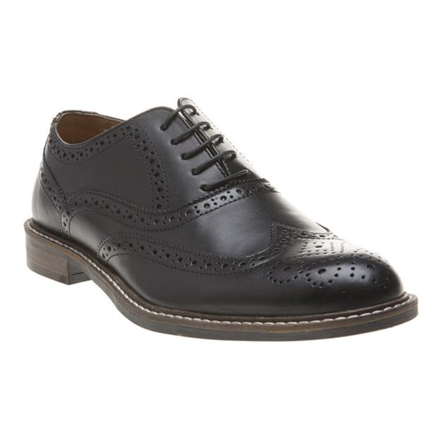 Mejora tu atuendo de oficina con los zapatos Red Tape Cardew para hombre. La parte superior de cuero negro liso está rematada con los tradicionales detalles brogue y se completa con una plantilla acolchada para mayor comodidad.