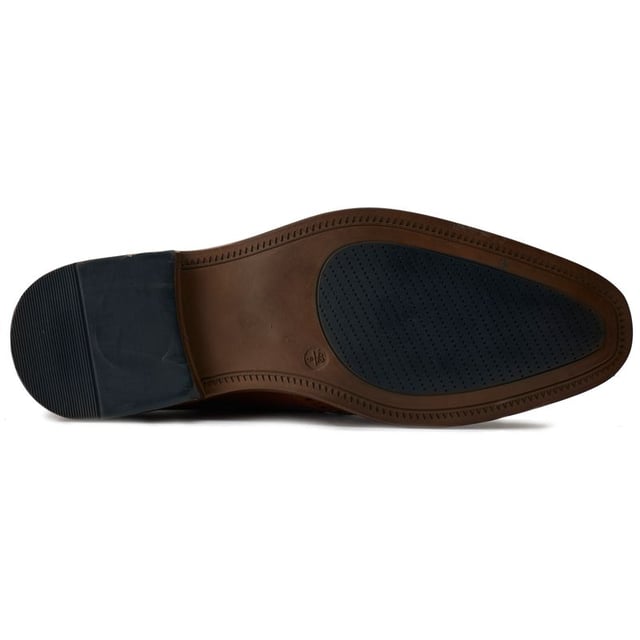 Ben Sherman Andy Zapatos Salga con estilo con los exclusivos zapatos brogue Andy de Ben Sherman. Con una elegante parte superior de cuero negro y elegantes detalles brogue, estos elegantes zapatos seguramente causarán una buena impresión en la oficina, en el trabajo y en las salidas nocturnas. La plantilla cómoda y la elegante suela exterior garantizan comodidad durante todo el día. Póngase los zapatos Andy de Ben Sherman y deje una impresión refinada dondequiera que vaya.