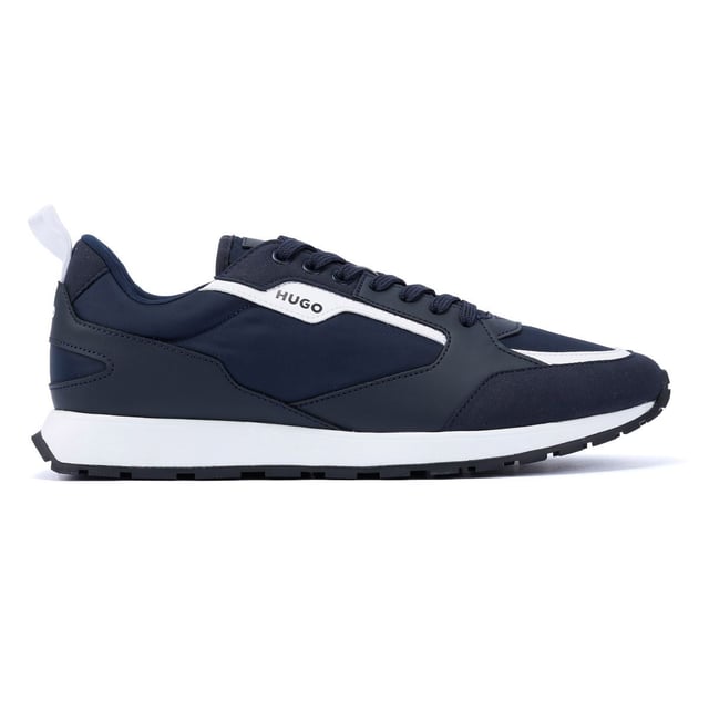 Hugo Icelin Runn Herren Navy Turnschuhe Stylische Sneakers mit einem Obermaterial aus einem Mix aus hochwertigen Materialien für Strapazierfähigkeit und Struktur. Der flache Knöchelkragen sorgt für einen eleganten Look und die gepolsterte Innensohle für ganztägigen Komfort. Die leichte EVA-Laufsohle sorgt für hervorragende Flexibilität und Unterstützung.
