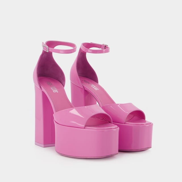 Inspiradas en las pasarelas del momento, estas sandalias de Paris Texas presentan un vertiginoso tacón y una plataforma XL. Llévalas con un minivestido o unos vaqueros crop. Altura del tacón: 13 cm. Colores: rosa - flamenco. Material principal: charol de becerro. Material de la suela: cuero. Cierre: correa de tobillo con hebilla. Forma de la punta: almendra abierta. Ajuste: fiel a la talla - Tallaje: europeo.