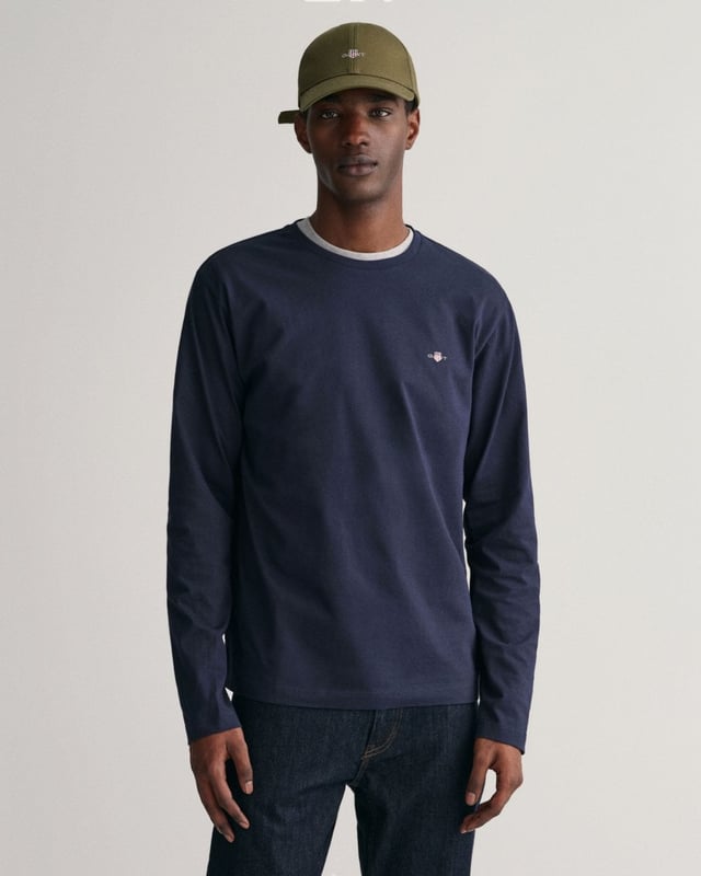Featuring a small-scale shield graphic embroidered at the chest, this long-sleeved shirt is crafted from 100% cotton and detailed with fine ribbing at the neckline. Timeless, classic and versatile, this shirt can be worn as a layering piece and paired with any bottoms.
Regular fit  Crew neck  Long sleeves  GANT graphic embroidered at chest
&nbsp;
2004049
&nbsp;