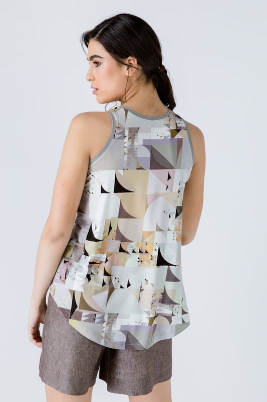Mouwloze zomertop van jersey met stretch en print. Halternek. Effen boord langs de halslijn en armsgaten. Ongelijke zoomlijn: 14 cm langer en aan de achterkant en afgerond. A-lijnmodel. Ons model is 172 cm en draagt maat 36/S. Afmetingen voor maat 36 (in cm): Schouder - 24; Borst - 44; Taille - 50; Onderkant - 61; Lichaamslengte - 56. Losse pasvorm. 92% VISCOSE - 8% ELASTAAN