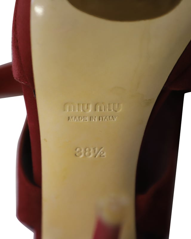 VINTAGE, RRP WIE NEU  
Diese Wildleder-Slingback-Sandalen von Miu Miu sind ein fester Bestandteil der Kollektion der Marke. Mit einem Stiletto-Absatz und Plattform werden sie in Italien nach höchsten Standards gefertigt. Tragen Sie sie zu etwas Einfachem und Eleganten wie einem einfarbigen Shift-Dress oder einer weißen Shorts.

Miu Miu Pumps mit offener Zehenpartie aus burgunderrotem Wildleder  
Zustand: gut  
Material: Wildleder  
Größe: 38,5  
Gebrauchsspuren: Abnutzung an den Sohlen  
SKU: 251159