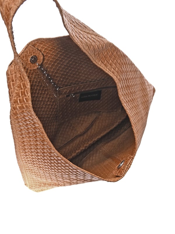 Shopper tas
100% rundleer
Enkel handvat aan de bovenkant: 50 cm
Drukknoopsluiting aan de bovenkant
Vaste portemonnee met ritssluiting
Afmetingen (M): 35x46x16 cm