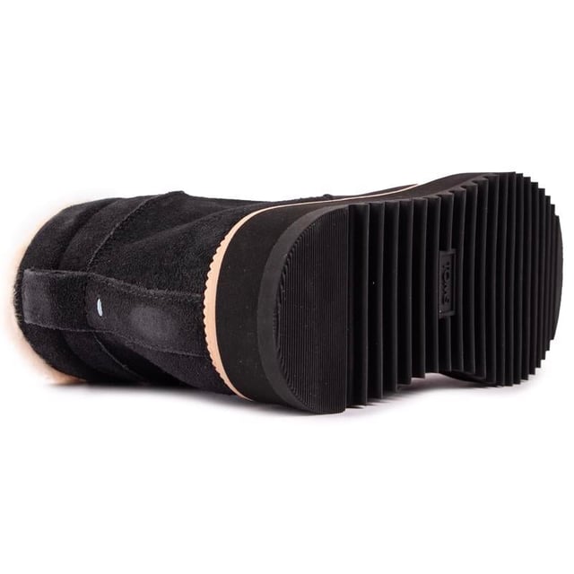 La función se une a la moda en esta bota de aventuras definitiva Mojave de TOMS. Los botines Mojave están diseñados para todo tipo de clima con una parte superior de nobuk resistente al agua. Detalles de piel sintética y guardabarros extendido. Diseñado de forma elegante. Aspecto elegante para caminar con estilo o para usar por la ciudad. Un forro suave y una plantilla Ortholite mantienen los pies cómodos. fresco y acolchado. con una suela de goma ligeramente elevada y tracción con tacos para mejorar el agarre y la durabilidad.