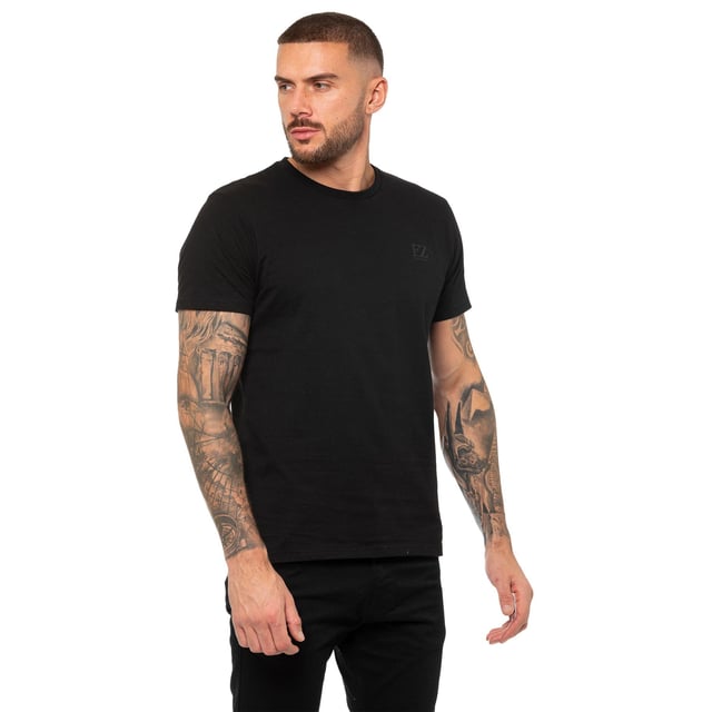 Enzo Herren-T-Shirt mit normaler Passform. Gesticktes Enzo-Logo auf der Vorderseite. Rundhalsausschnitt, kurze Ärmel. 50% Baumwolle, 50% Elastan. Maschinenwaschbar (siehe Etikett). Ideal für Fitnessstudio, Freizeitkleidung