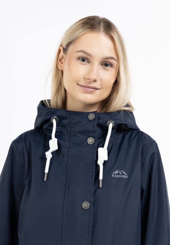 Dieser trendige Regenmantel von ICEBOUND bereichert Ihre Garderobe nicht nur an Regentagen. Die hochwertige Ausstattung begeistert uns ebenso wie die schlanke, lange Parka-Form und hohem Stehkragen. Das weiche, beschichtete Material hat einen edlen Griff und durch ihre Leichtigkeit ist es ein angenehmes Tragen. Dank der Polyurethanbeschichtung und der versiegelten Nähte bietet der Mantel einen zuverlässigen Schutz vor Wind und Wasser. Dazu kommt die große Kapuze, die mit einer stylishen Kordel und gravierten Logo-Ösen beeindruckt. Der Reißverschluss endet in einem praktischen Kinnschutz und die zwei mit Patten geschützten Eingrifftaschen bieten allerlei Platz. Der markentypische Eisberg auf der Brust ergänzt den beliebten ICEBOUND-Outdoor-Look.  Regenjacke mit einem dezenten Print auf der Oberstoffrückseite