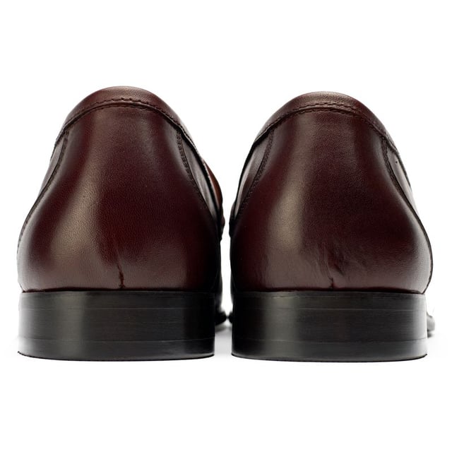 Der Sole Raz Loafer strahlt raffinierte Eleganz aus und ist exklusiv bei Sole erhältlich. Dieser elegante, schlanke Loafer verkörpert Schuhluxus mit seinem reichhaltigen braunen Lederobermaterial, dem metallischen Snaffle und der subtil strukturierten Sohle. Das sanfte Lederfutter und die Innensohle bieten atmungsaktiven Komfort. Unaufdringlich und doch anspruchsvoll präsentiert die klare Silhouette dieses Loafers seine mühelose Eleganz, egal ob Sie ihn mit einem Anzug, Jeans oder Chinos kombinieren. Einfach luxuriös, ist der Raz Loafer eine makellose Bereicherung für Ihre Garderobe.