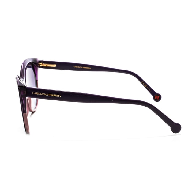 Gafas de sol CH0142S con montura de acetato

Forma y diseño:
- Estas gafas Carolina Herrera tienen una silueta en forma de ojos de gato.

Material de la montura:
- La montura de estas gafas está fabricada en acetato, un material plástico.
- El acetato proporciona durabilidad, flexibilidad y un acabado liso a la montura.

Patillas de acetato:
- Las patillas también están hechas de acetato, a juego con el material de la montura.
- El acetato en las patillas las hace livianas y cómodas de llevar.

Detalles de la marca:
- Grabado de la marca Carolina Herrera en las patillas.
- Estos elementos de diseño ayudan a identificar claramente el modelo como parte de la colección de gafas Carolina Herrera.

Lentes:
- Los lentes son de alta calidad.
- Estos lentes proporcionan una excelente protección UV y una visión nítida y clara.
 Medidas: Alto lente: 48 mm. Ancho lente: 56 mm. Puente: 17 mm. Patillas: 145 mm.
 Composición: Acetato
 Cuidados:
Utiliza un paño de microfibra suave y limpio para limpiar tus gafas de sol. Este tipo de paño no rayará los lentes.
Evita usar productos de limpieza abrasivos, detergentes, alcohol o acetona, ya que pueden dañar los lentes y los tratamientos antirrefleja