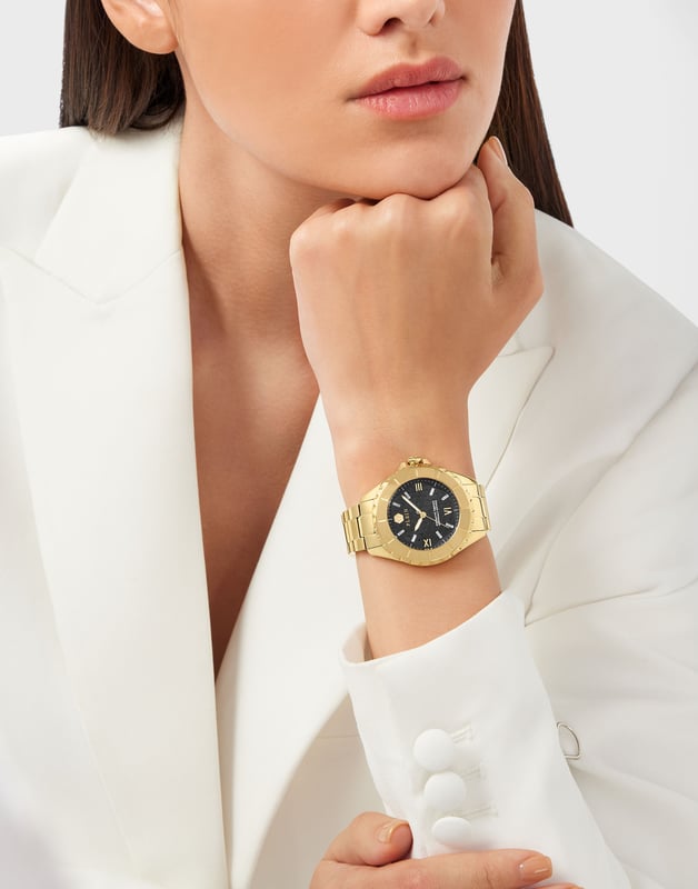 This Philipp Plein Plein Heaven Analogue Watch for Women is the perfect timepiece to wear or to gift. It's Gold 38 mm Round case combined with the comfortable Gold Stainless steel watch band will ensure you enjoy this stunning timepiece without any compromise. Operated by a high quality Quartz movement and water resistant to 5 bars, your watch will keep ticking. Philipp Plein’s Heaven watches represent the epitome of sophistication and technical mastery within the world of luxury timepieces. This Analogue watch has a  function: Luminous Hands High quality 19 cm length and 18 mm width Gold Stainless steel strap with a Deployment clasp Case diameter: 38 mm,case thickness: 12 mm, case colour: Gold and dial colour: Black