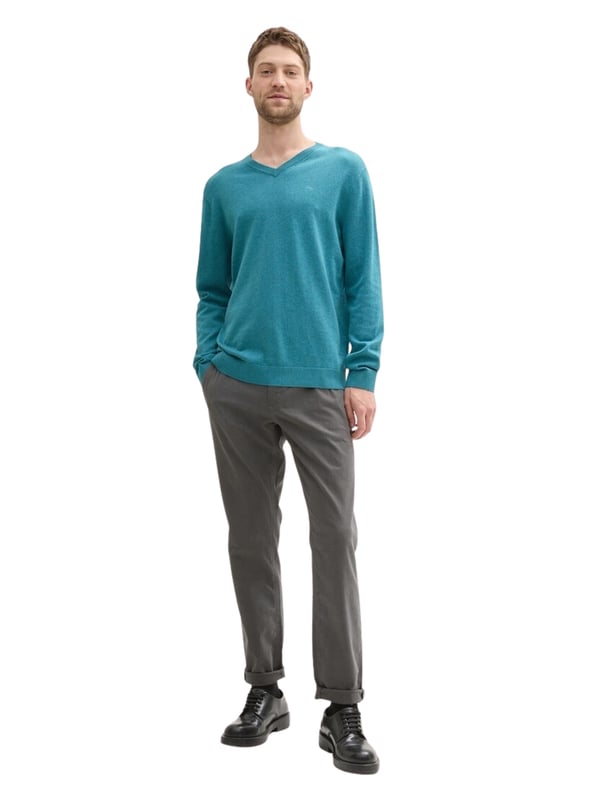 De gebreide herentrui van Tom Tailor biedt een klassieke maar stijlvolle look. Hij wordt gekenmerkt door een normale pasvorm, die zorgt voor een comfortabele pasvorm die niet te strak of te los zit. De V-hals geeft de trui een elegante touch die perfect is voor formele gelegenheden of alledaagse kantoorkleding, maar ook casual gedragen kan worden. De trui heeft lange mouwen en is gemaakt van hoogwaardig, gebreid materiaal dat je niet alleen warm houdt, maar ook aangenaam zacht is tegen de huid. Dankzij de hoogwaardige materialen is de trui zeer comfortabel om te dragen en behoudt hij zijn vorm, zelfs na vele wasbeurten. Deze gebreide trui is veelzijdig, zowel voor dagelijks gebruik als voor speciale gelegenheden, en past perfect bij jeans of chino's. Een must-have voor mannen die kwaliteit en tijdloos design belangrijk vinden.