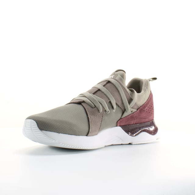 Cuando necesite una combinación de estilo y comodidad, no busque más que los zapatos Gel-Lyte® V SANZE. Esta versión de 2017 viene con una superposición de la parte superior de malla y de ante, asumiendo elementos de diseño que miran hacia atrás en la herencia de ASICS Tiger. Un estilo popular entre hombres y mujeres por igual, este clásico de ropa de calle presenta una amortiguación de gel visible, para absorber efectivamente el choque y protege los pies de los movimientos de alto impacto, perfecto para el uso diario.