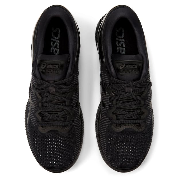Las zapatillas de running ASICS MetaRide para hombre son la cúspide de la innovación en el mundo de las zapatillas de running, diseñadas para proporcionar una comodidad, eficiencia energética y rendimiento excepcionales a los corredores masculinos. Estas zapatillas presentan una tecnología de vanguardia y un diseño cuidado para mejorar tu experiencia de carrera. A continuación, te presentamos las principales características de las zapatillas de running para hombre MetaRide de ASICS:

Características principales:

 Tecnología Guidesole:  La característica más destacada de las zapatillas MetaRide es la innovadora tecnología Guidesole. Este diseño de suela de balancín ayuda a reducir la flexión del tobillo, lo que conduce a una marcha más eficiente. Favorece unas transiciones más suaves del talón a la punta del pie, conservando la energía y reduciendo la fatiga durante las carreras largas.

 Entresuela FlyteFoam Propel:  La entresuela FlyteFoam Propel proporciona una amortiguación ligera y receptiva, ofreciendo comodidad y durabilidad. Reduce el peso total de la zapatilla a la vez que mantiene un alto nivel de retorno de energía, ayudándote a mantener la velocidad y la eficiencia.

 Tecnología de amortiguación Gel:  Estas zapatillas cuentan con amortiguación Gel en el retropié para absorber el impacto en el momento del choque, reduciendo el riesgo de lesiones relacionadas con el impacto durante tus carreras.

 Suela de goma AHAR:  La suela exterior ASICS High Abrasion Rubber (AHAR) ofrece una excelente tracción y durabilidad, garantizando estabilidad y agarre en diversas superficies.

 Construcción sin costuras:  Las zapatillas cuentan con una construcción sin costuras para minimizar la fricción y reducir el riesgo de irritación o ampollas, incluso durante las carreras más largas.

 Parte superior transpirable:  La parte superior de la zapatilla está fabricada con un material de malla transpirable que mantiene los pies frescos y bien ventilados durante las carreras. Esto ayuda a prevenir molestias y ampollas.

 Plantilla OrthoLite X-40:  La plantilla OrthoLite X-40 mejora la amortiguación, el control de la humedad y la transpirabilidad. Se puede quitar si prefieres usar plantillas ortopédicas personalizadas.