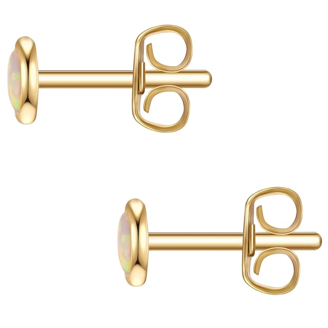 You can never have enough pretty stud earrings - how about this enchanting model from the Glanzstücken München label? Small, but with a very special design, the plugs impress with their organic lines and mysterious iridescent cabochon-cut opals. A real eye-catcher with boho vibes on the earlobe. Did you know that opal is considered inspiring and promotes creativity? The healing stone not only impresses with a fascinating play of light, but also dissolves internal blockages and sparkles with positive energy. A delicate plug-in closure fits harmoniously into the design and ensures a high level of comfort and is easy to put on and take off.