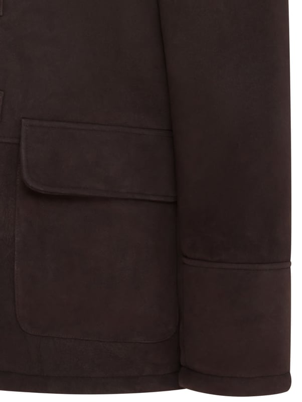 Bleiben Sie warm und stilvoll mit unserem dunkelbraunen Lammfellmantel für Herren. Dieser fachmännisch aus 100 % echtem Schaffell gefertigte Mantel verfügt über ein reichhaltiges Wildlederfinish gepaart mit einer plüschigen Lammfell-Innenseite für unvergleichliche Wärme und Eleganz. 100 % echtes Schaffell für lang anhaltenden Komfort und Qualität Weiches Wildlederfinish in dunkelbraunem Ton für einen zeitlosen Reiz Klassischer Knopfverschluss vorne für eine sichere und elegante Passform Reverskragen mit Lammfellbesatz für zusätzlichen Luxus und Wärme Zwei praktische aufgesetzte Taschen für Funktionalität und Stil Perfekt für den Alltag und formelle Anlässe bei kälterem Wetter Dieses vielseitige Stück ist ein Muss für Ihre Wintergarderobe und verbindet Funktionalität mit raffinierter Ästhetik.
