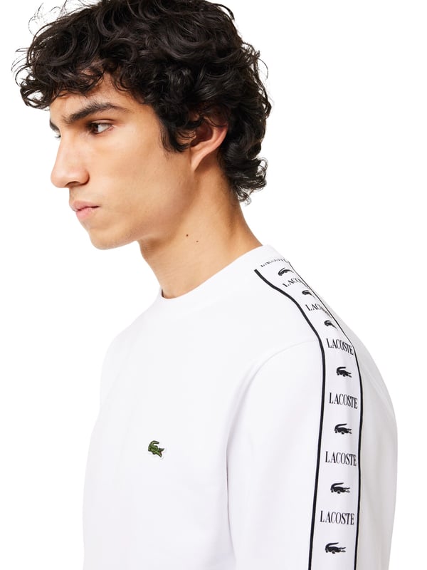 The Lacoste men's sweatshirt with a round neck, contrast logo stripes and elasticated waistband combines sporty sophistication with timeless elegance. The striking crocodile appliqué and classic fit make this plain-colored sweatshirt a stylish essential for a casual yet sophisticated look.