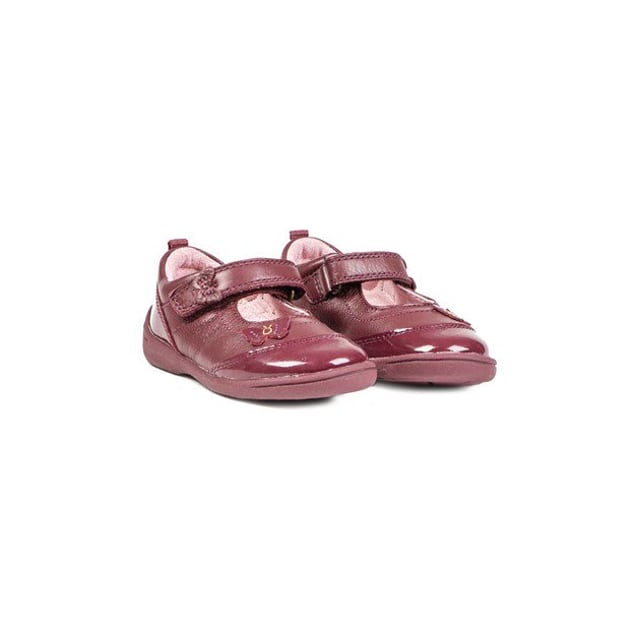 Estos rojos. Los zapatos de niña súper lindos son cómodos para los pies pequeños. No se puede negar que las bailarinas infantiles Startrite Swing cumplen todos los requisitos. Tienen una parte superior de cuero suave. cuello acolchado en el tobillo. Forma que abraza el pie con una plantilla de espuma acolchada. Cierre de gancho y bucle y suela de goma con agarre para ayudar a mantener los dedos del pie en el suelo.