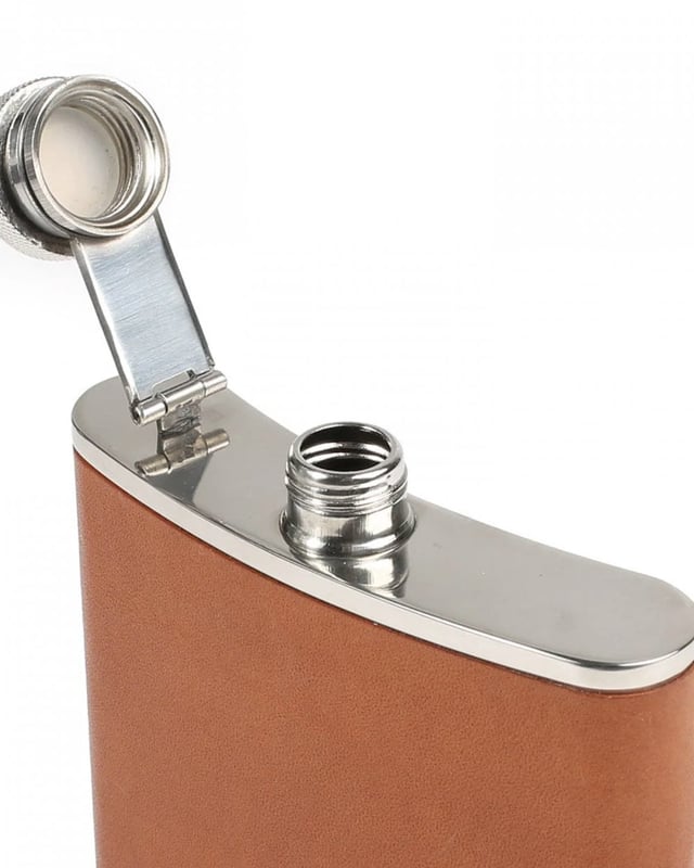 Crafted using premium quality vegetable tanned leather, Walton is a classic hip flask that's designed to stand the test of time. Perfect for a trip to the rugby, hiking in the hills or just keeping handy 'in case', it's the ideal gift for the man who has everything.

Stainless steel
Vegetable tanned leather
Debossed logo
Knurled steel cap
