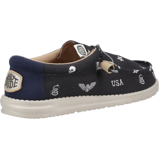 Punk goes comfy in all the right ways with the Wally Stars n Skulls Print. A supportive kick with foam underfoot, embroidered logo patch on the heel,  and free-spirited style.