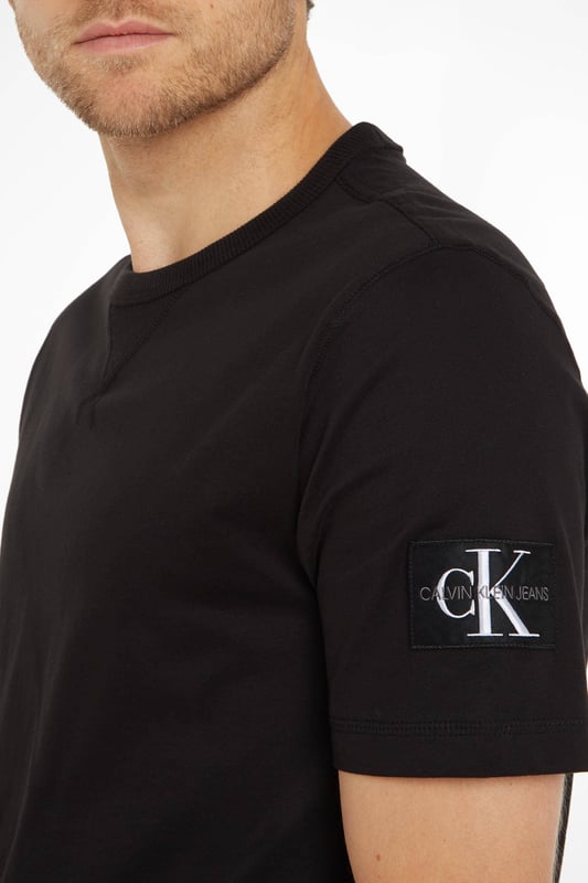 Camiseta de corte regular para hombres de CALVIN KLEIN JEANS, hecha de algodón. El modelo tiene cuello redondo y mangas cortas.
