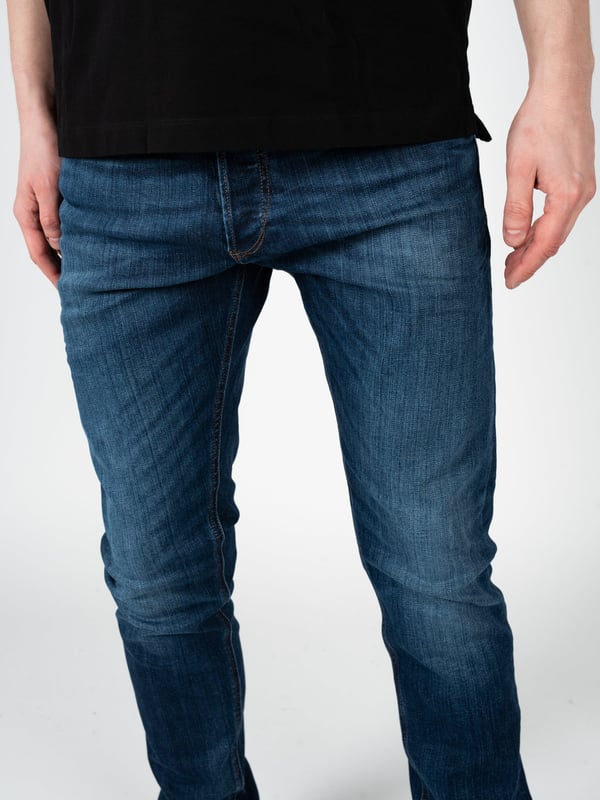 Slim Fit - Dieser Schnitt passt sich perfekt der Figur an, hebt ihre Vorteile hervor ohne zu stark zu drücken, was einen ganztägigen Tragekomfort gewährleistet.
Low Waist - Eine niedrige Taille sorgt dafür, dass die Jeans sich gut mit verschiedenen Stilen kombinieren lassen, von casual bis hin zu eleganteren, und verleiht Freiheit und ein modernes Aussehen.
Slim Leg - Enge Hosenbeine schaffen eine schlanke und verlängerte Beinoptik, was besonders in modischen, städtischen Outfits gewünscht ist.
Außergewöhnliche Knöpfe mit dem Logo der Marke sind nicht nur funktional, sondern auch ein subtiler, designerischer Akzent in deiner Kleidung.
Ein leicht zum Boden hin verjüngender Schnitt der Hosenbeine bewirkt, dass die Jeans perfekt mit verschiedensten Schuhtypen harmonieren, von Sneakern bis zu eleganten Schuhen.
Vorne drei Taschen, hinten zwei bieten Komfort und Platz für kleine Gegenstände, während sie gleichzeitig das klassische Aussehen der Hose bewahren.
Ein Patch mit dem Markennamen an der vorderen Tasche ist nicht nur ein Zeichen für Qualität, sondern auch ein markantes Element, das Charakter und Wiedererkennungswert zu deinem Outfit hinzufügt.
Aus hochqualitativem Stoff gefertigt, garantiert es die Langlebigkeit und Robustheit der Jeans sowie Tragekomfort durch seine Weichheit und Elastizität.