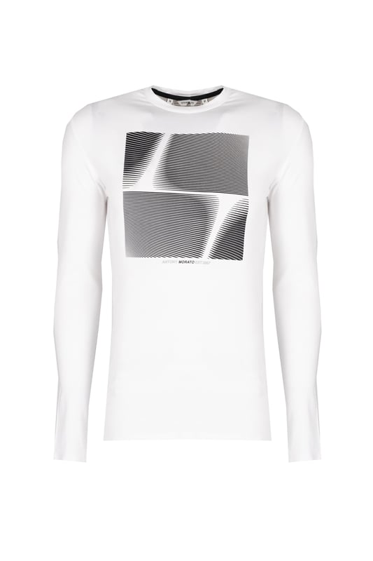 Esta camiseta clásica se distingue por su elegancia informal, y su corte simple garantiza una apariencia atemporal y comodidad para el uso diario.

Terminada con un elegante escote C-neck, que añade carácter a cualquier conjunto y resalta hermosamente la línea del cuello.

Hazte notar gracias al estampado original en el frente, que atrae miradas y le da a la camiseta un carácter único.

En la nuca, el nombre de la marca impreso testimonia la autenticidad del producto y sutilmente señala tu pertenencia al círculo de conocedores de la marca.

Fabricada con tela de alta calidad que proporciona confort durante todo el día y garantiza durabilidad, incluso después de múltiples lavados.