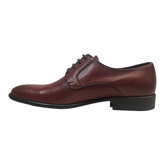 Zapato oxford de hombre con detalles de costuras en la zona alta del empeine con cierre de cordones. Cuenta con una cómoda suela y una planta antideslizante.
